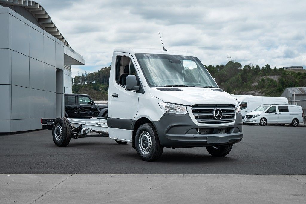 2025 Mercedes-Benz 415 MWB Cab Chassis FWD 
