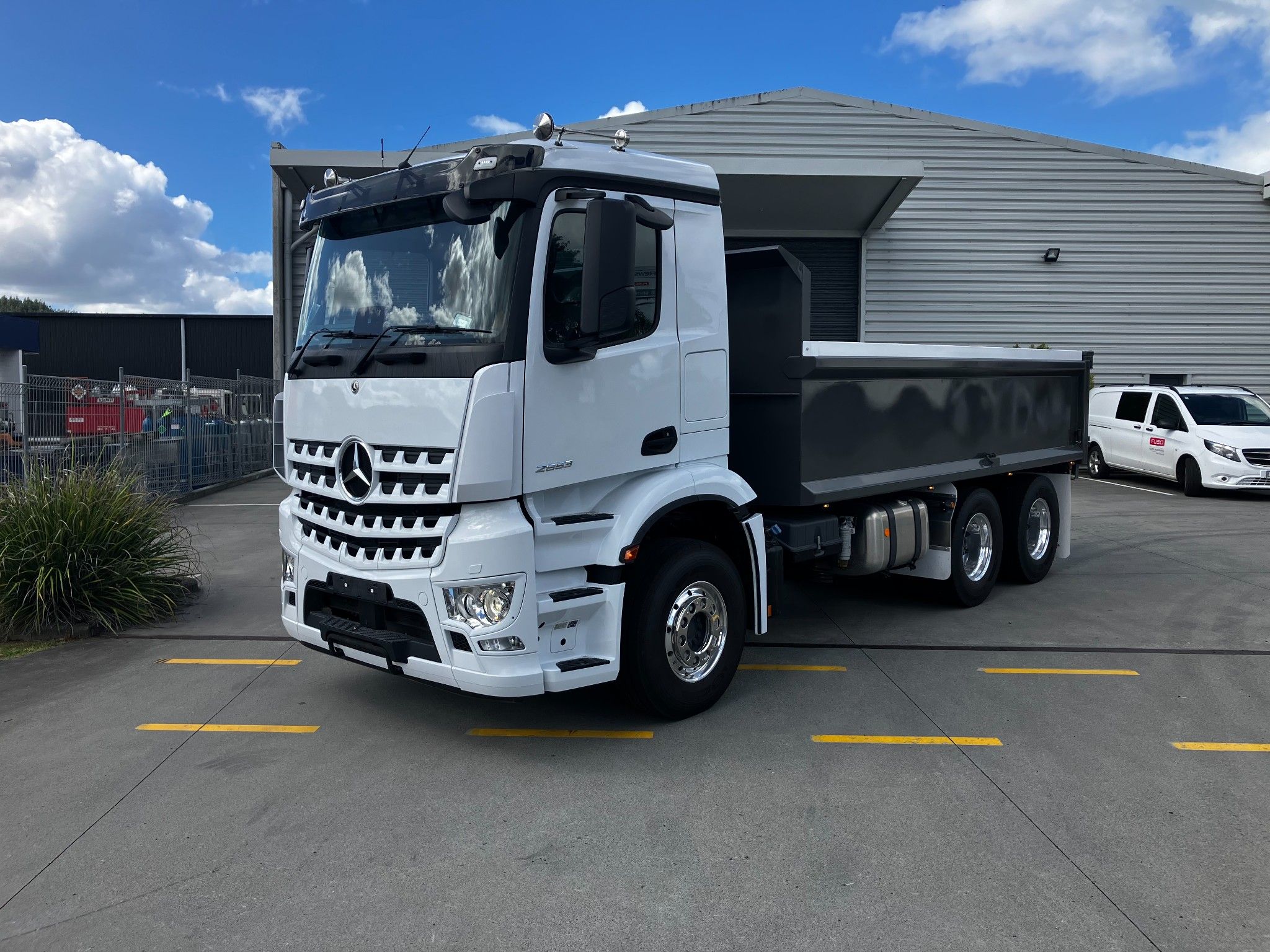 ** READY TO GO ** 2025 Mercedes Benz Arocs 2653 M-Cab ClassicSpace Hardox Tipper