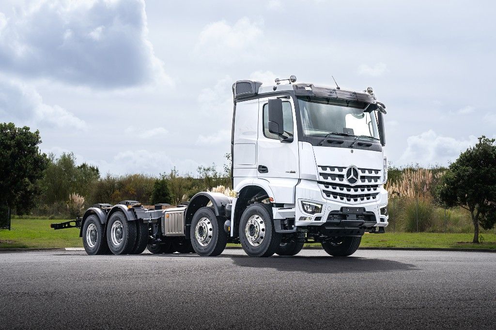 2025 Mercedes-Benz Arocs5 3258 8x4 L ClassicSpace Cab