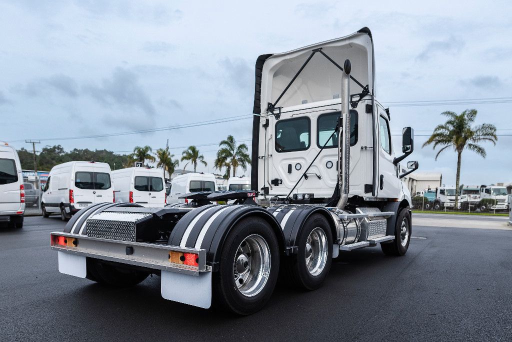 Freightliner Cascadia 116 6x4 Day Cab Tractor Spec