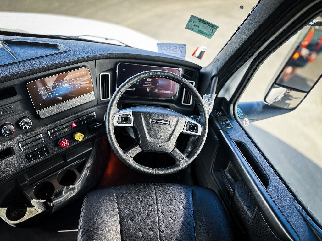 2023 Freightliner Cascadia 126 Day Cab Tractor