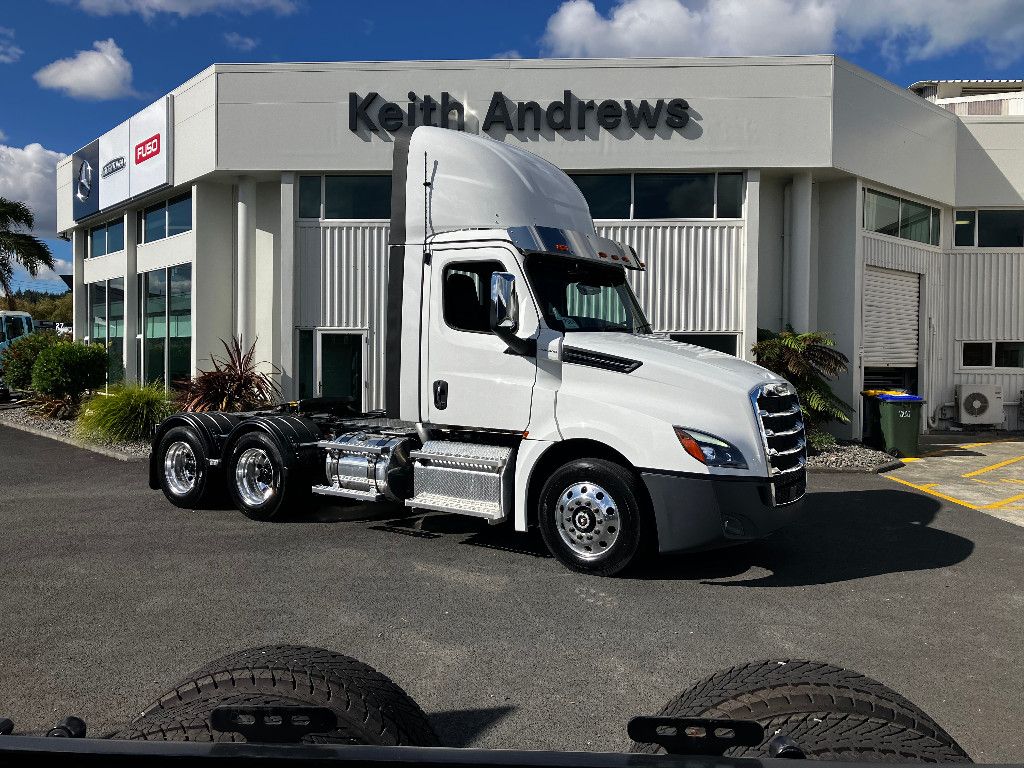 2025 Freightliner Cascadia 126 Day Cab Tractor