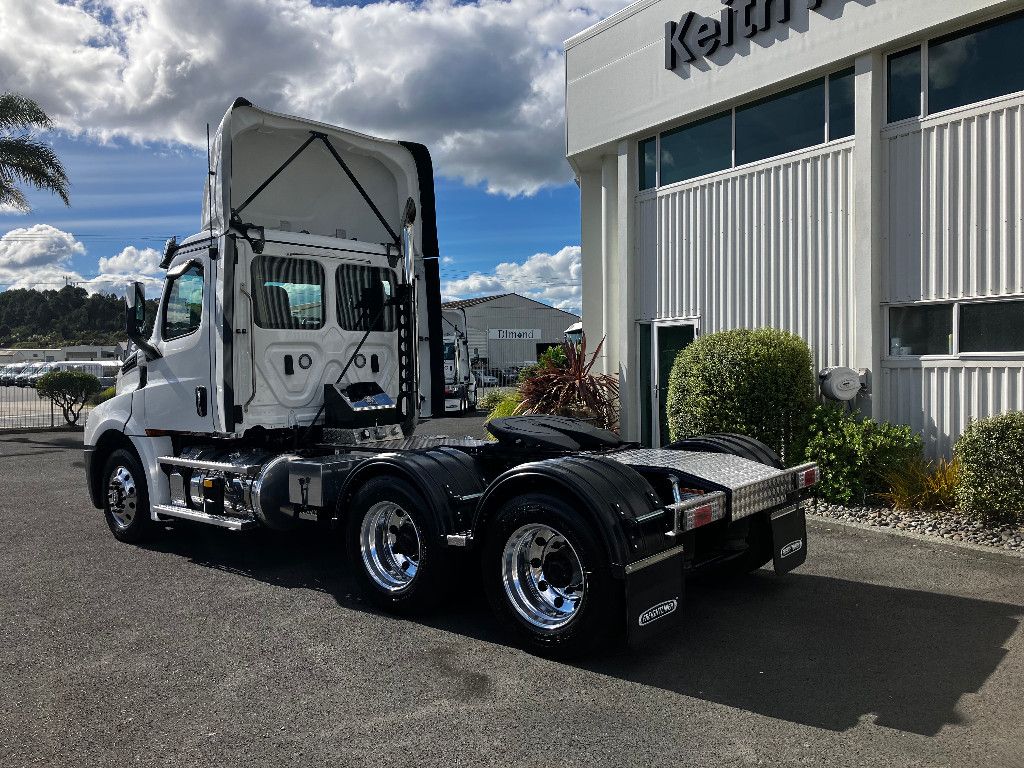 2025 Freightliner Cascadia 126 Day Cab Tractor