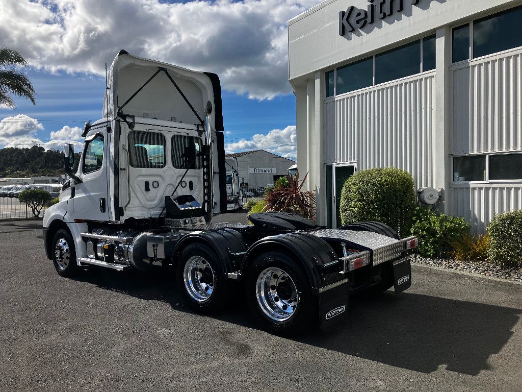 2024 Freightliner Cascadia 126 Day Cab Tractor