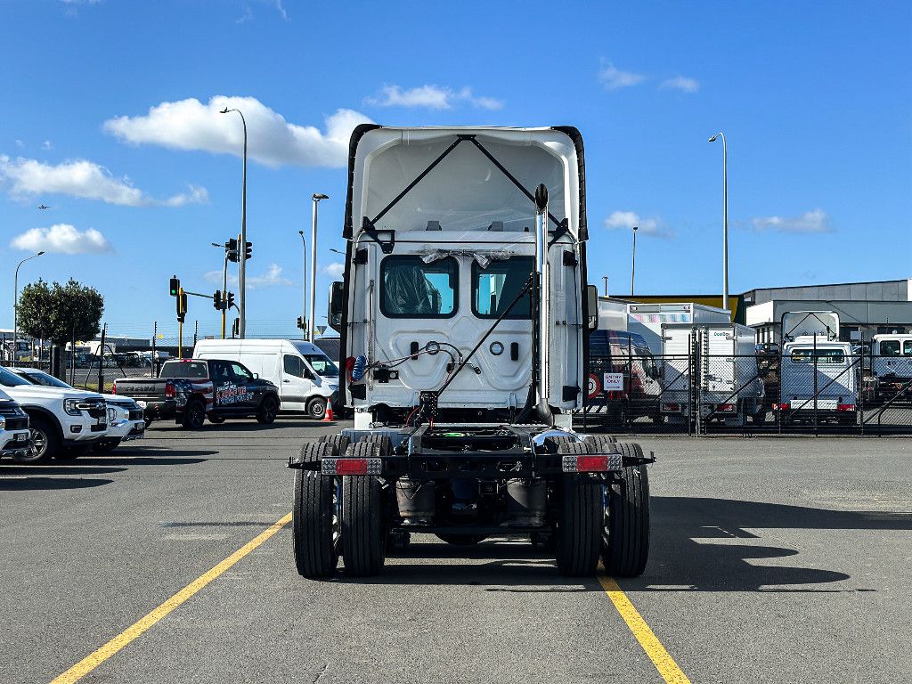2023 Freightliner Cascadia 126 Day Cab Tractor