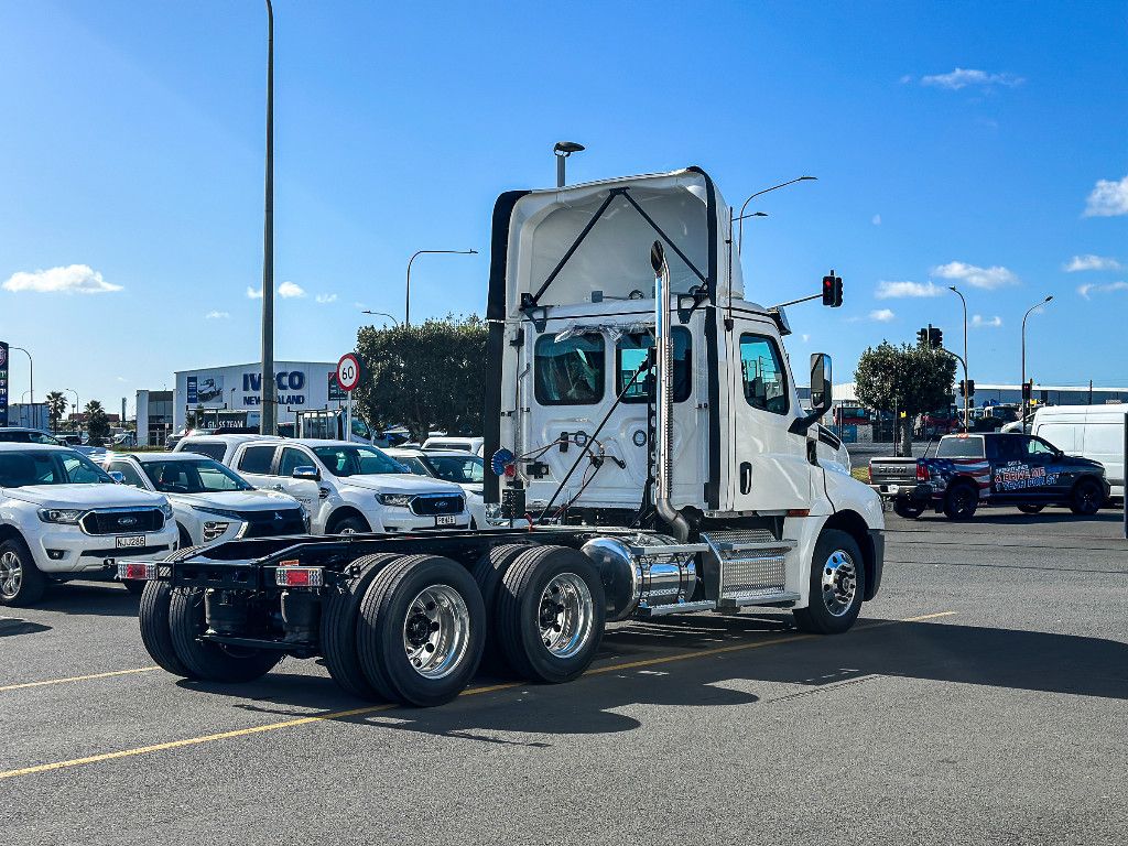 2023 Freightliner Cascadia 126 Day Cab Tractor