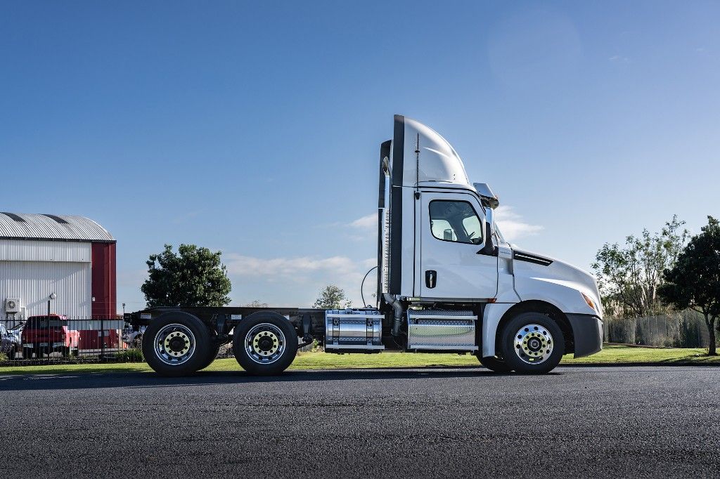 2025 Freightliner Cascadia 126 Day Cab Tractor