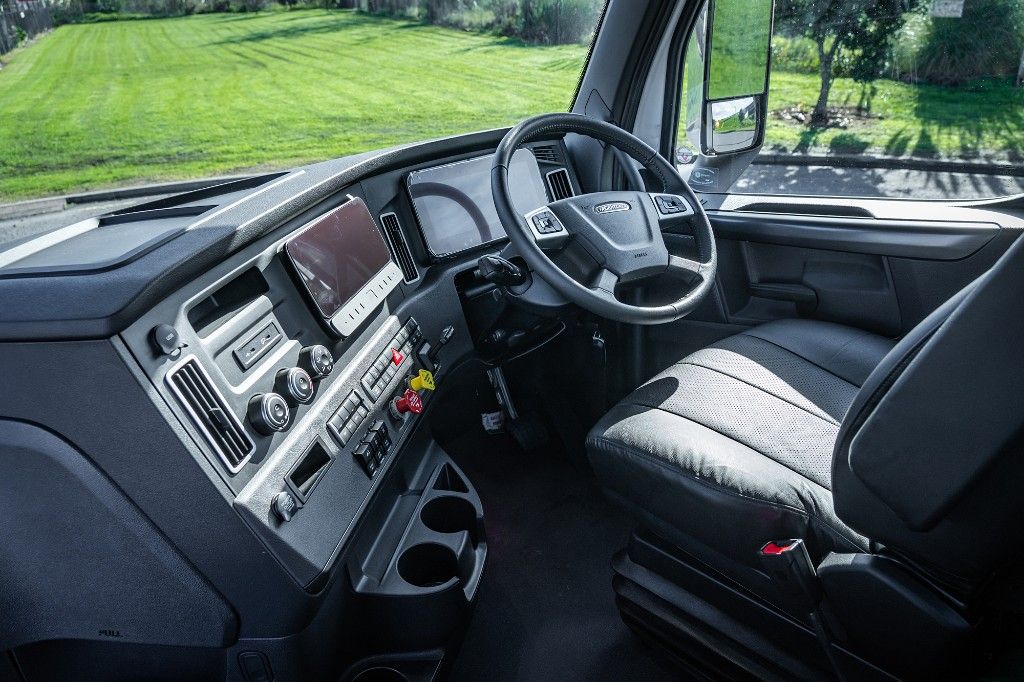 2025 Freightliner Cascadia 126 Day Cab Tractor