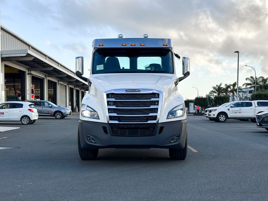2025 Freightliner Cascadia 126 Tipper spec  
