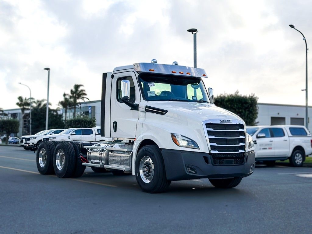 2025 Freightliner Cascadia 126 Tipper spec  