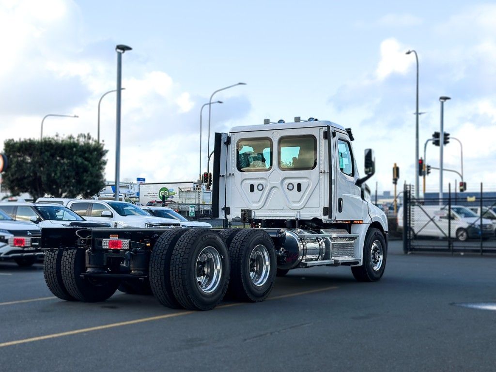 2025 Freightliner Cascadia 126 Tipper spec  