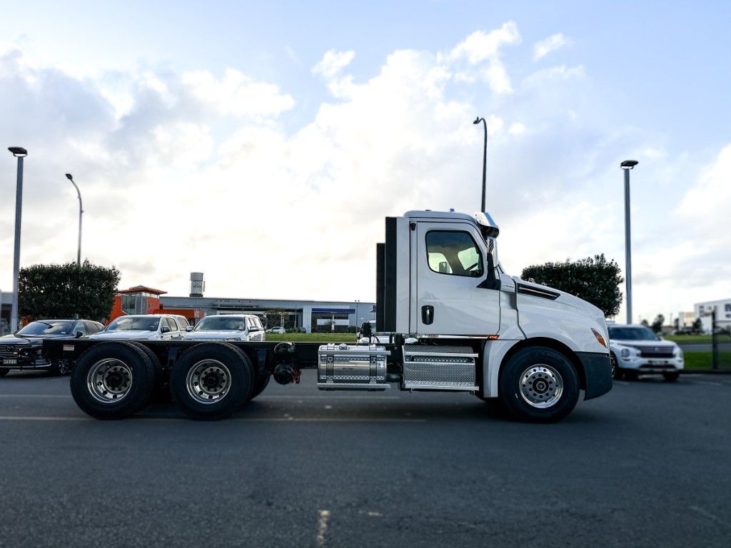 2025 Freightliner Cascadia 126 Tipper spec  