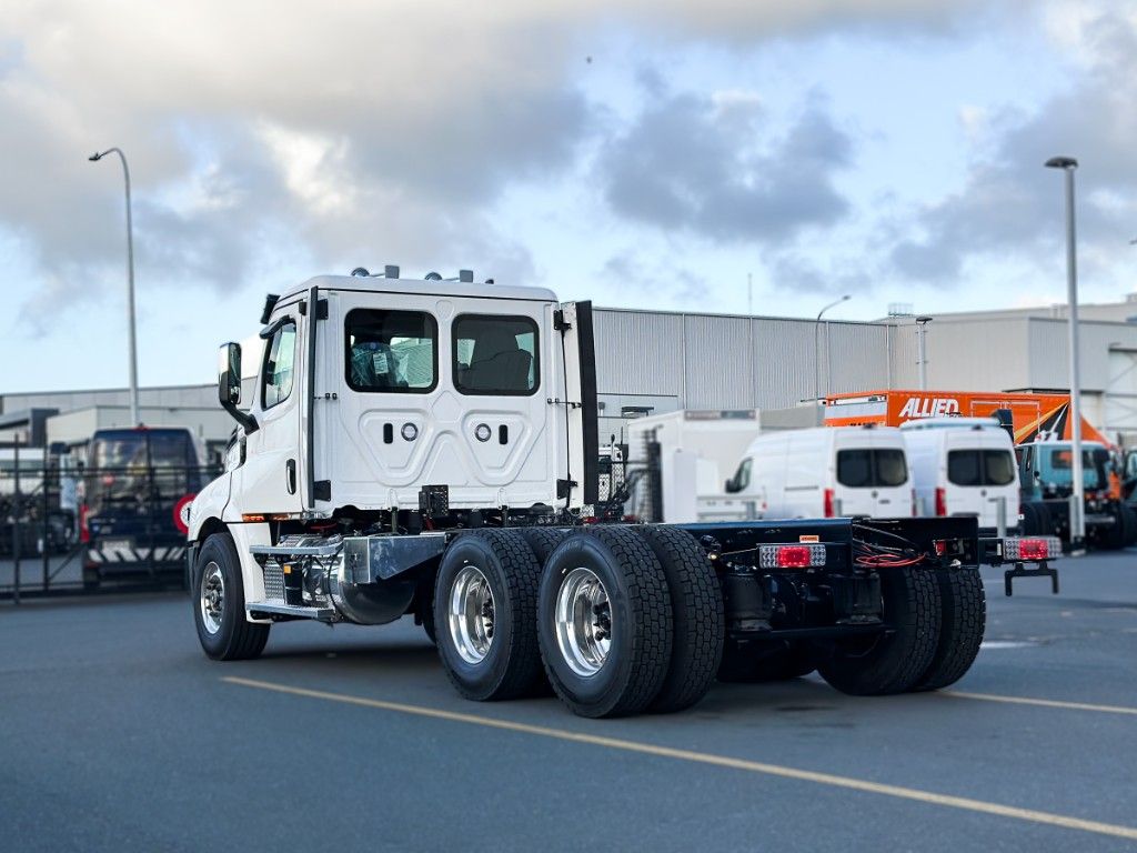 2025 Freightliner Cascadia 126 Tipper spec  