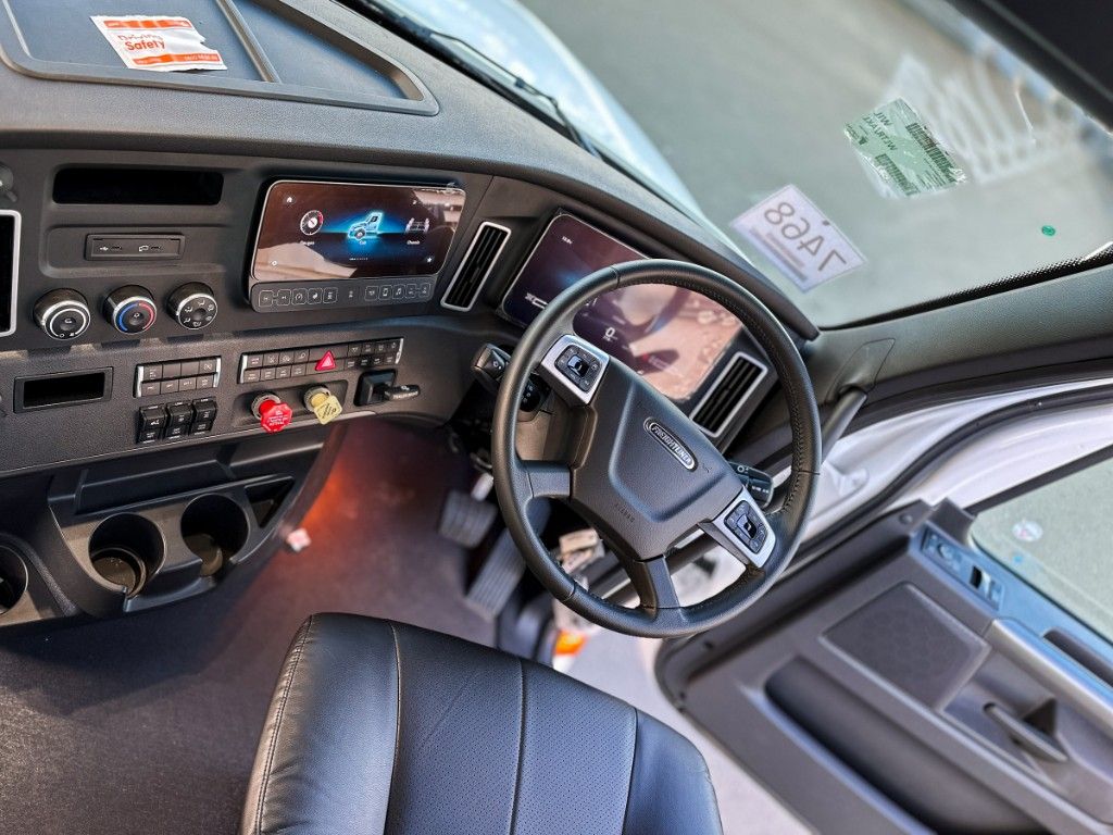 2025 Freightliner Cascadia 126 Tipper spec  