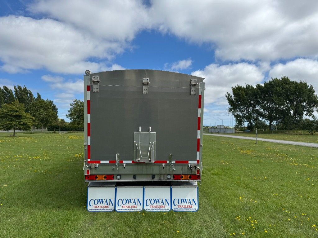 2025 Freightliner Cascadia 126 6x4 Alloy Bulk Tipper with 5 Axle Trailer