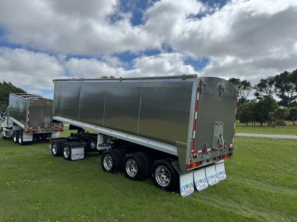 2025 Freightliner Cascadia 126 6x4 Alloy Bulk Tipper with 5 Axle Trailer