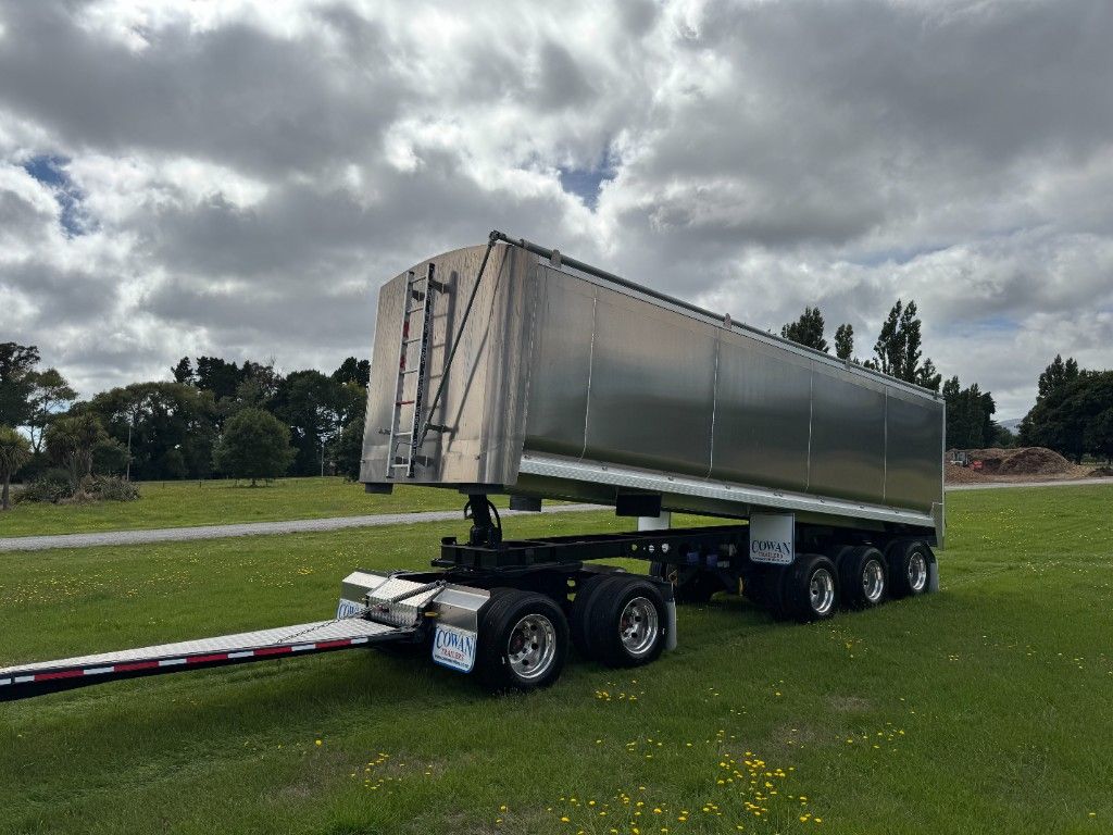 2025 Freightliner Cascadia 126 6x4 Alloy Bulk Tipper with 5 Axle Trailer