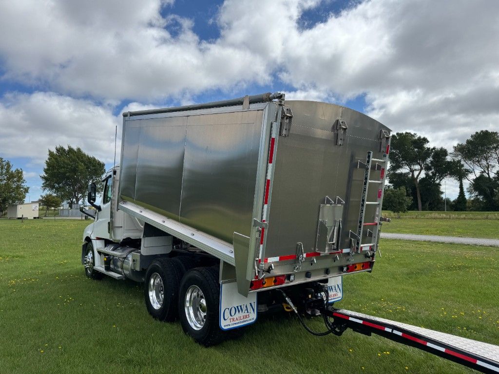 2025 Freightliner Cascadia 126 6x4 Alloy Bulk Tipper with 5 Axle Trailer
