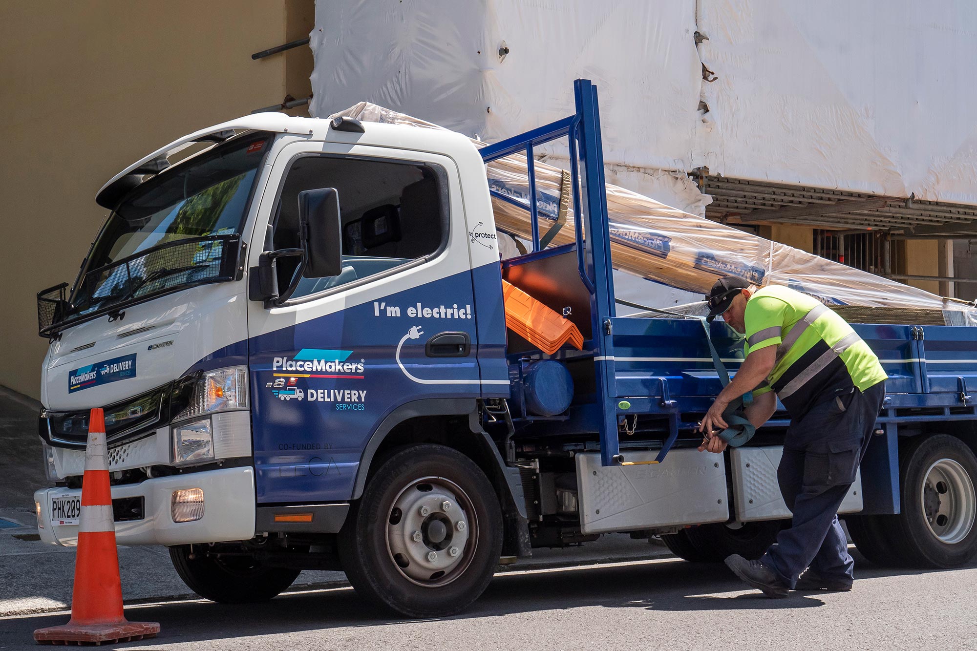 The FUSO eCanter on a construction site 