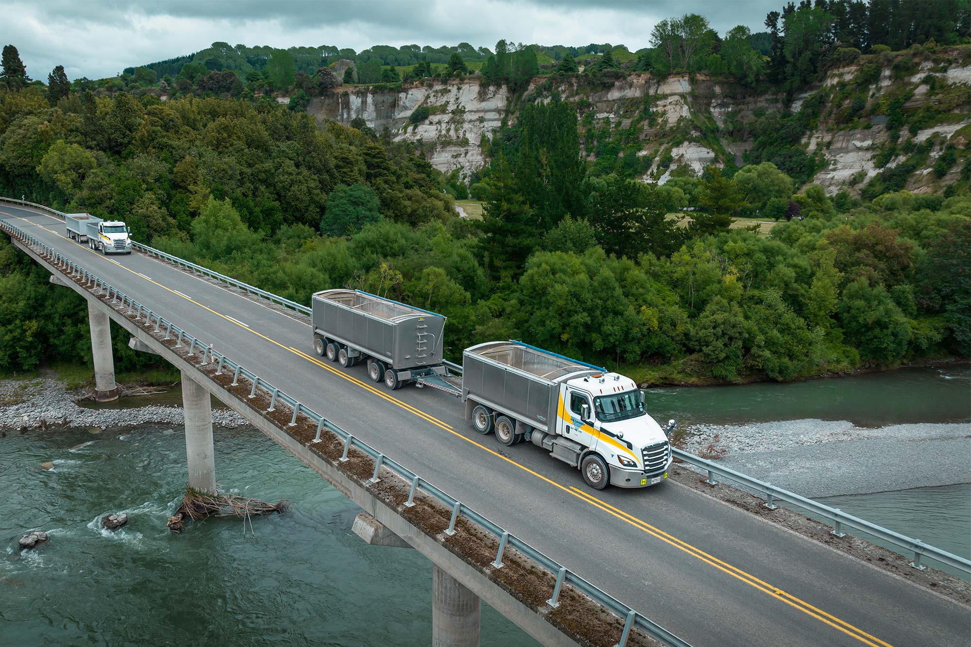 A Freightliner Cascadia crosses a bridge 
