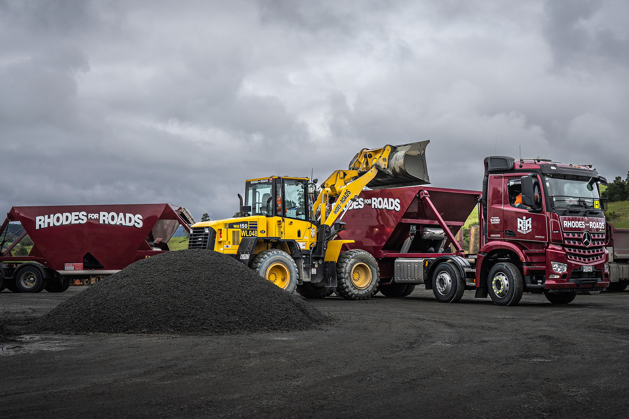 An Arocs bottom dumper being loaded 