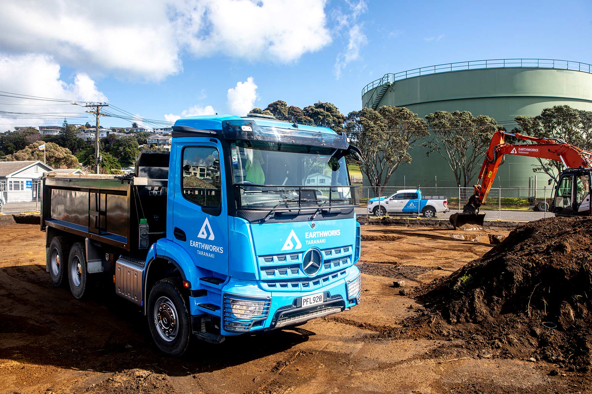 Earthworks Taranaki’s Mercedes-Benz Arocs at work