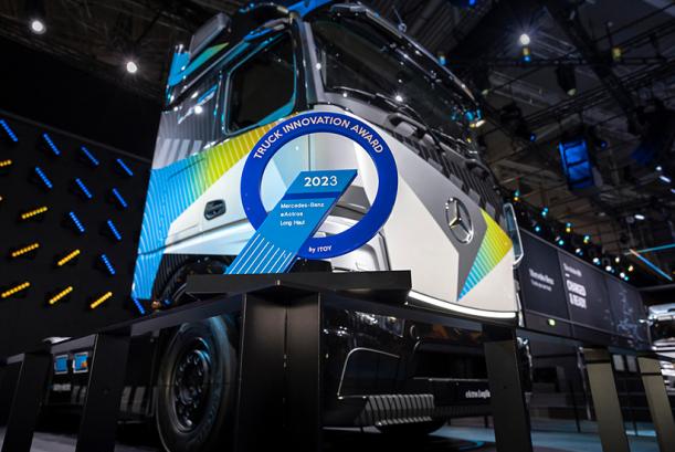 The eActros LongHaul was handed the 2023 Truck Innovation Award 
